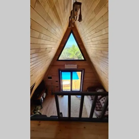 Holiday home Ugni Blanc Uzum Baglari Ve Zeytinlikler Icinde Mini Bir Cennet Ve Tiny House Konseptli Havuzlu Ucgen Ev - крошечный дом - скрытый рай *