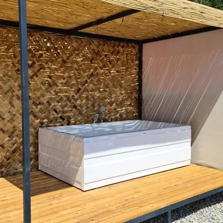 Ugni Blanc Uzum Baglari Ve Zeytinlikler Icinde Mini Bir Cennet Ve Tiny House Konseptli Havuzlu Ucgen Ev - крошечный дом - скрытый рай *