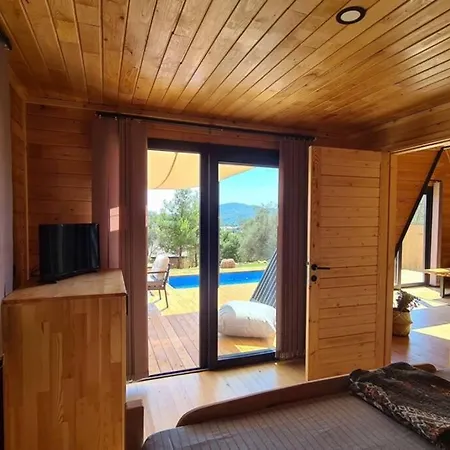 Ugni Blanc Uzum Baglari Ve Zeytinlikler Icinde Mini Bir Cennet Ve Tiny House Konseptli Havuzlu Ucgen Ev - крошечный дом - скрытый рай *