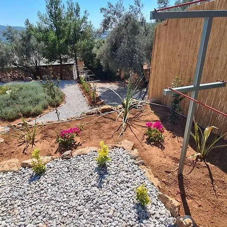 Holiday home Ugni Blanc Uzum Baglari Ve Zeytinlikler Icinde Mini Bir Cennet Ve Tiny House Konseptli Havuzlu Ucgen Ev - крошечный дом - скрытый рай