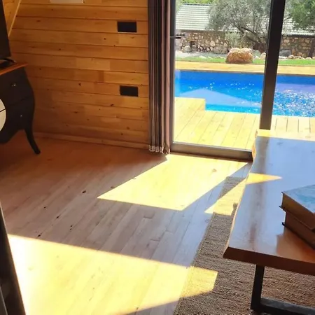 Ugni Blanc Uzum Baglari Ve Zeytinlikler Icinde Mini Bir Cennet Ve Tiny House Konseptli Havuzlu Ucgen Ev - крошечный дом - скрытый рай *